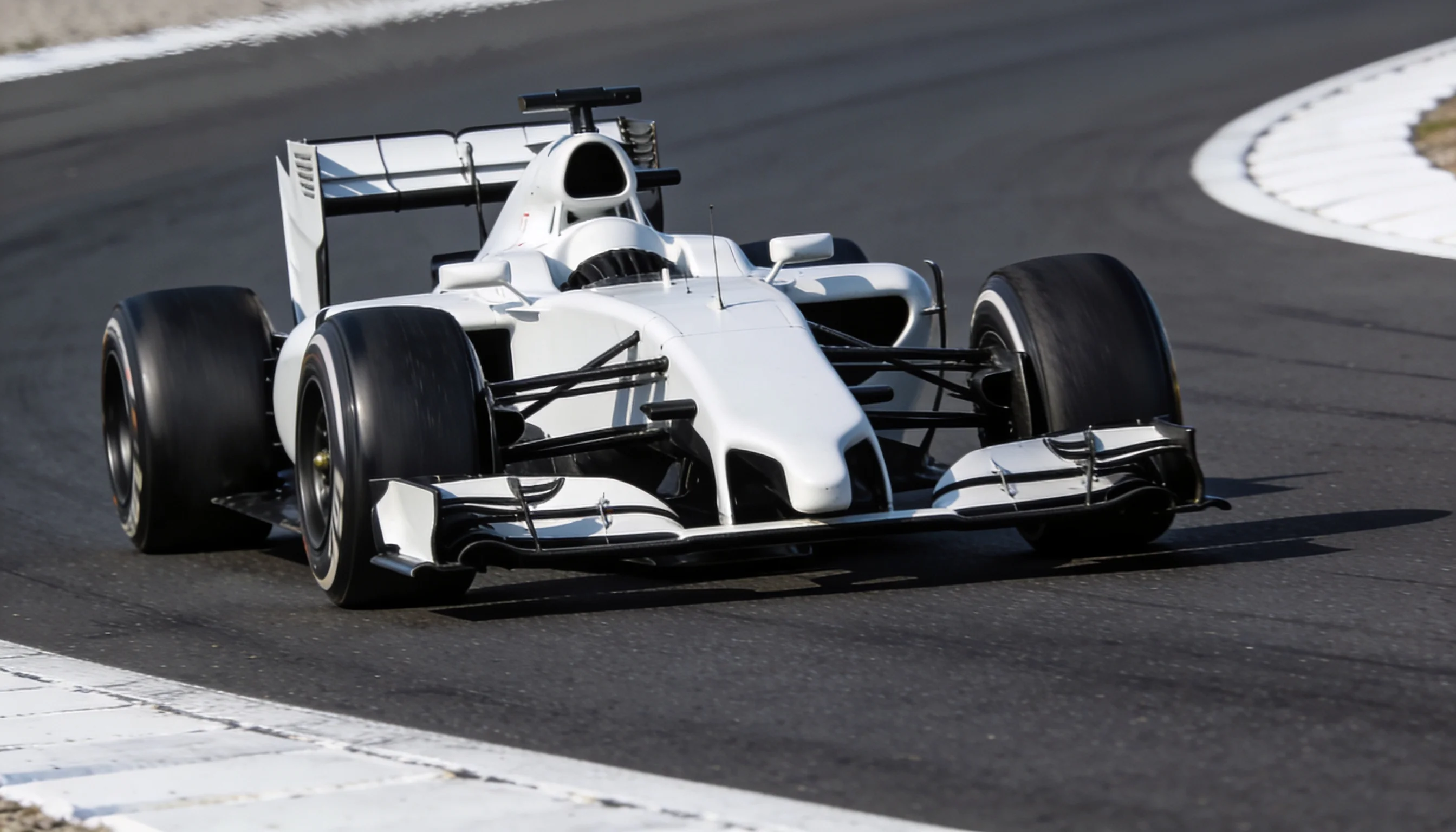 Monoposto di Formula 1 in livrea bianca e nera durante test pre-stagione