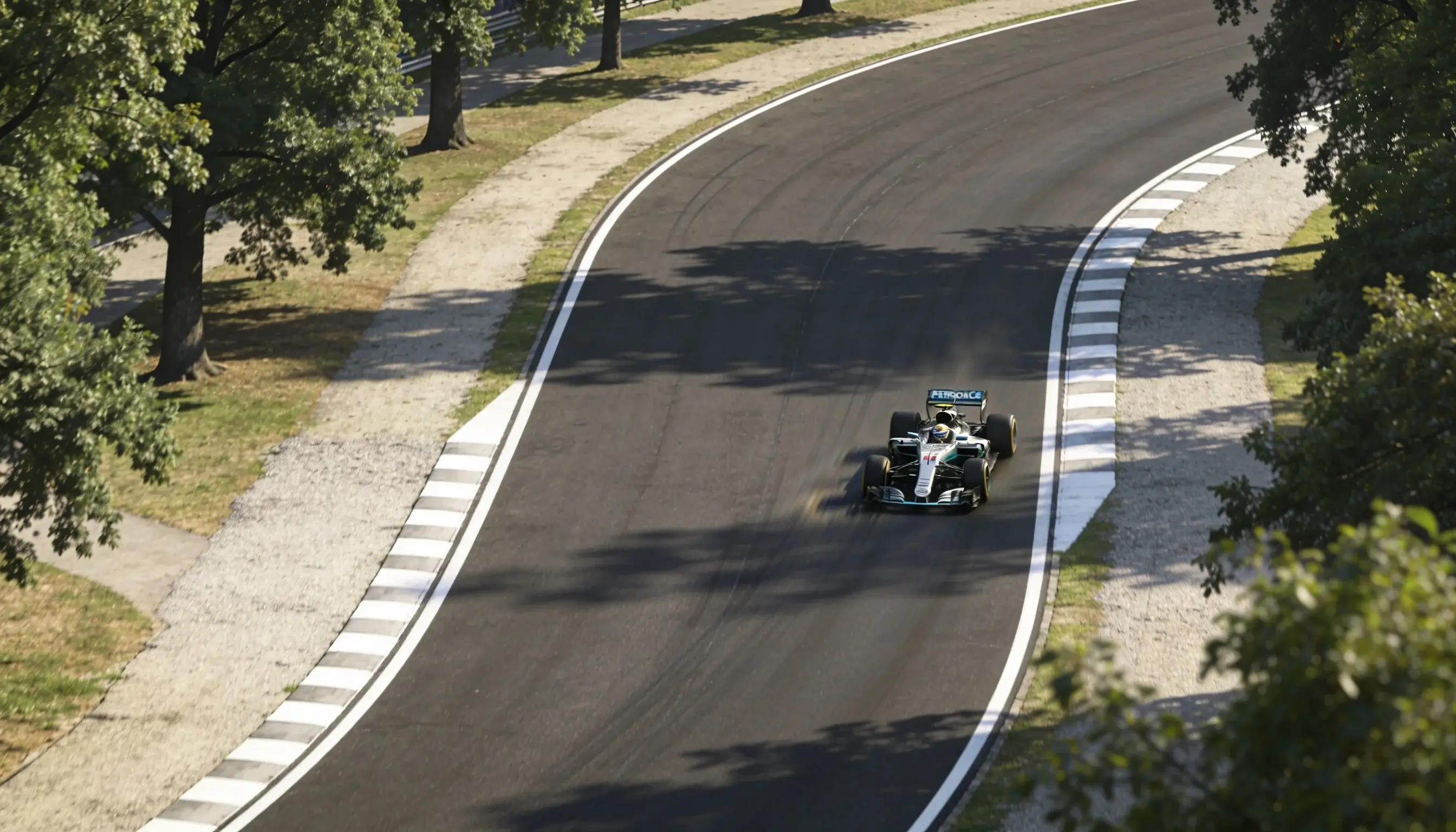 Vista aerea della Parabolica del circuito di Monza con monoposto in transito