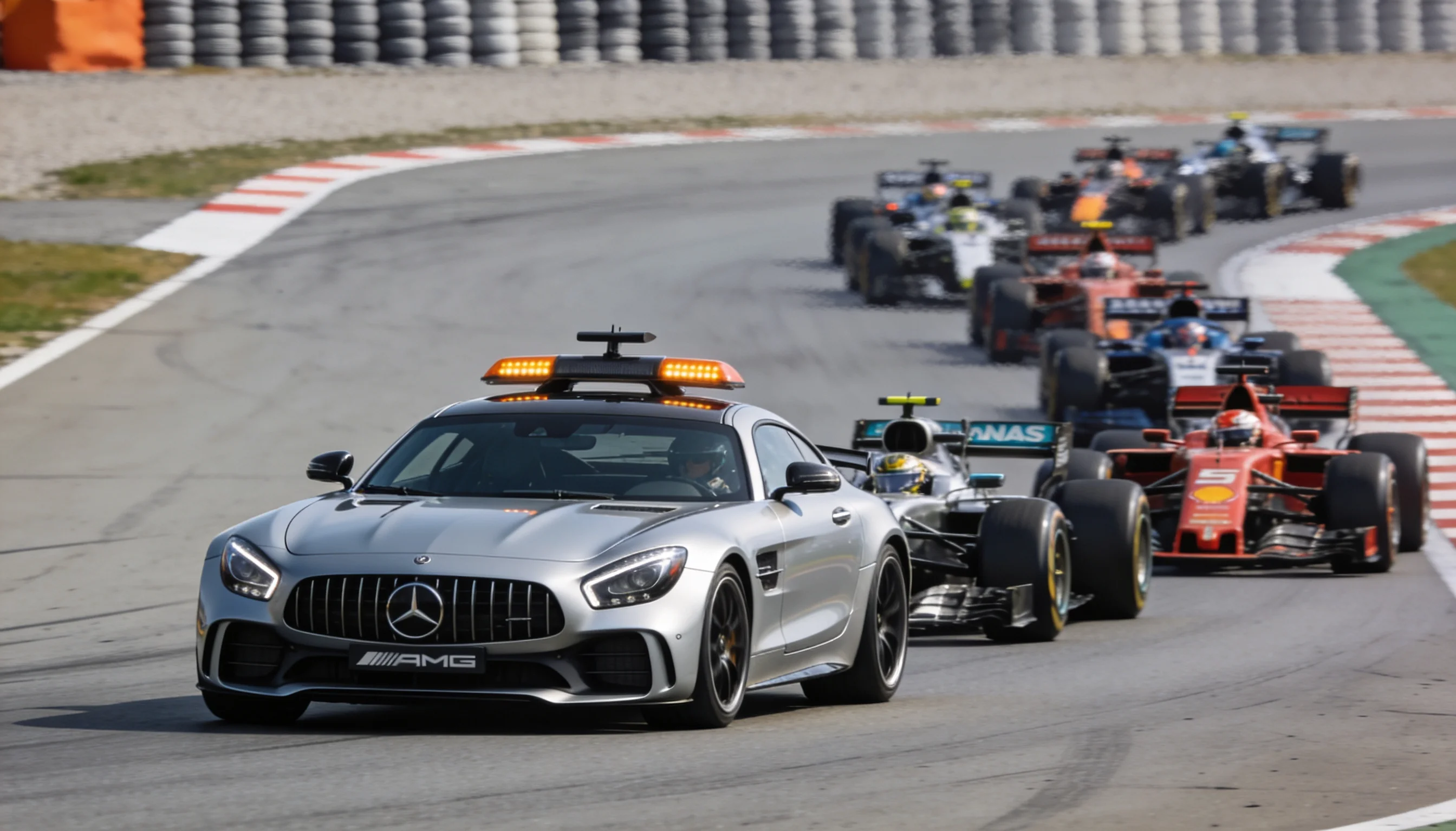 Safety car davanti al gruppo dei piloti in una gara di Formula 1