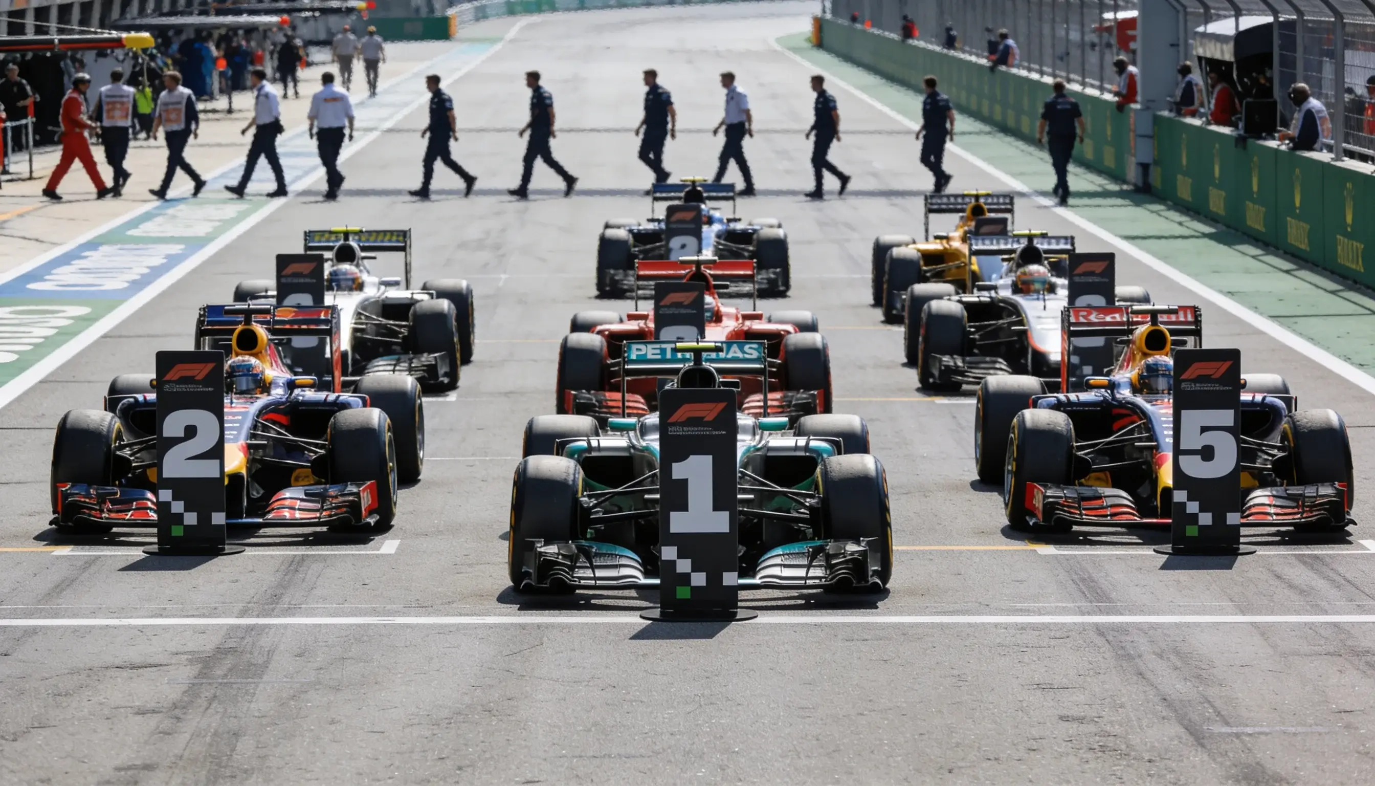 Monoposti di Formula 1 schierate sulla griglia di partenza prima del via