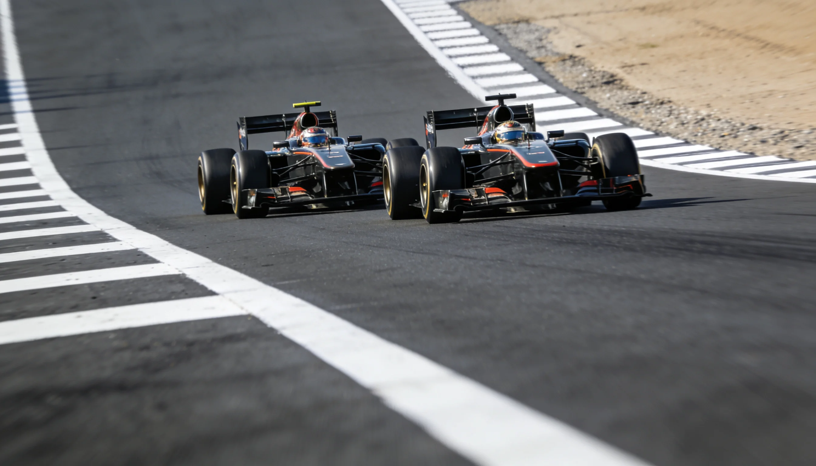 Monoposto di Formula 1 in fase di sorpasso durante una gara